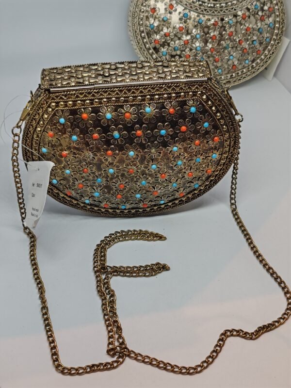 Sac en métal de laiton, polyvalence et style – Image 3