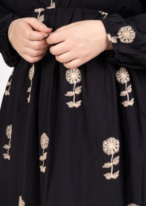 Robe Lilierose, l'élégance à Portée de Main – Image 3